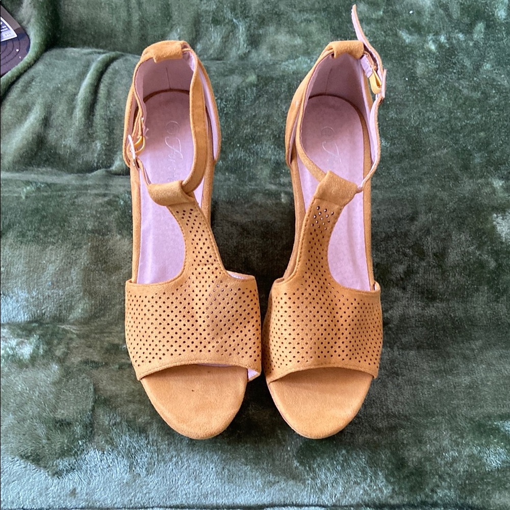 Women's Tan Sandals